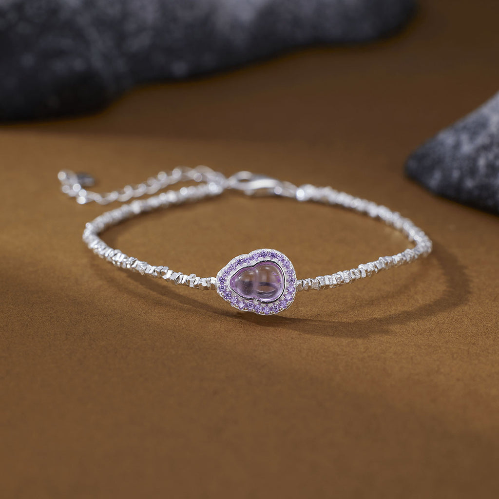 Damen Armband mit herzförmigem Amethyst-Anhänger und funkelnden Kristallelementen Shop Nory