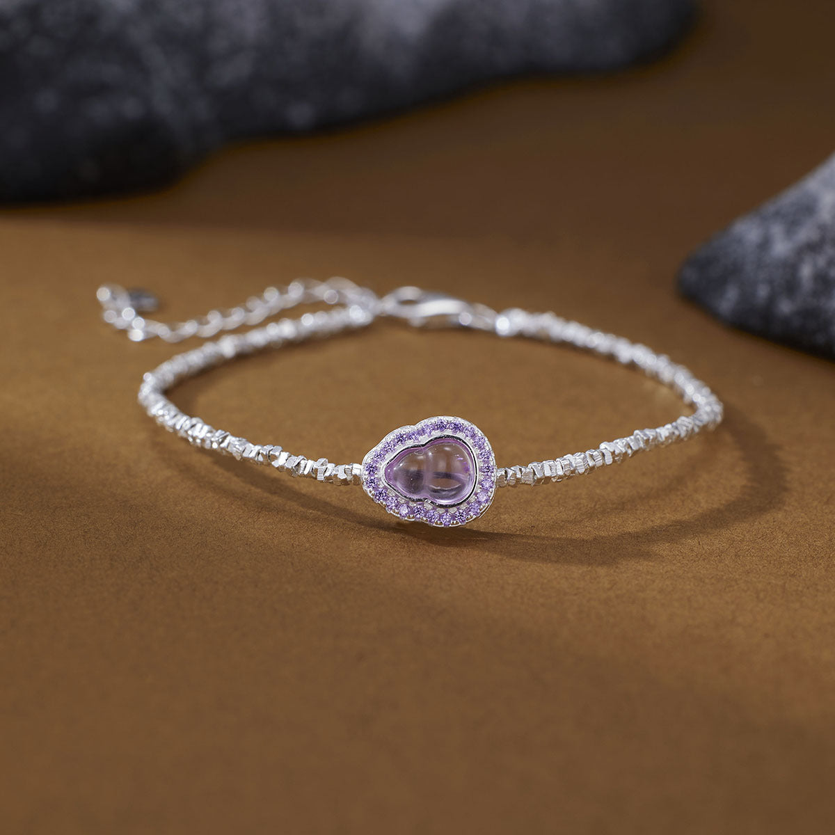 Damen Armband mit herzförmigem Amethyst-Anhänger und funkelnden Kristallelementen Shop Nory