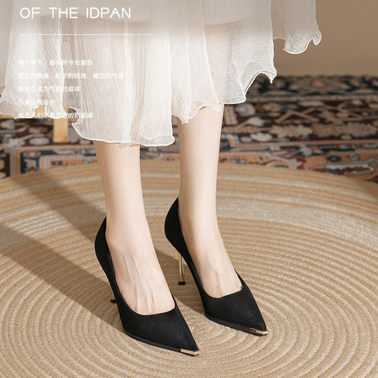 Damen Velours‑Pumps mit schmalem goldfarbenem Stilettoabsatz und Metallkappen‑Detail Shop Nory