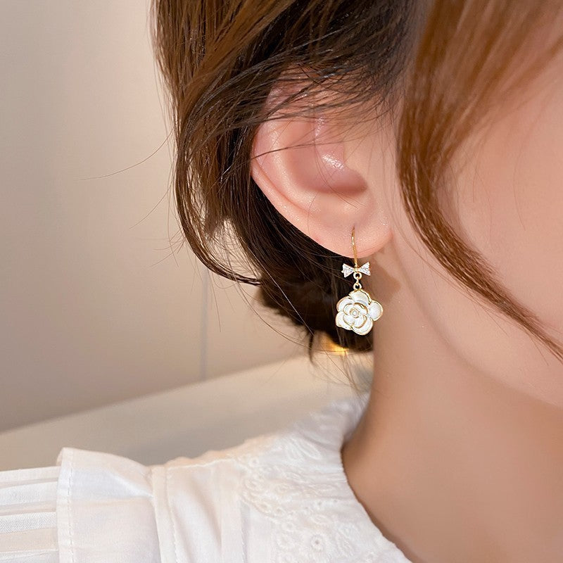 Damen Ohrringe mit filigranem Rosenmotiv und funkelnden Zirkonia Shop Nory