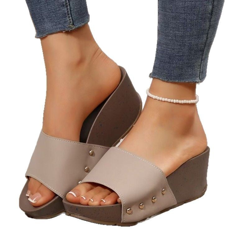 Damen Keil-Pantoletten mit breitem Riemen, Nietenakzent und ergonomischer Keilsohle Shop Nory