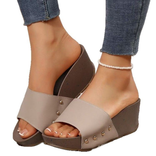 Damen Keil-Pantoletten mit breitem Riemen, Nietenakzent und ergonomischer Keilsohle Shop Nory