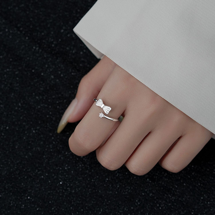 Damenring mit elegantem Schleifenmotiv und funkelnden Zirkonia Shop Nory