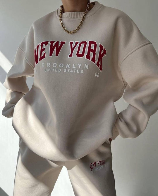 Damen Oversized Lounge-Set aus Baumwollfleece mit Collegestickerei und relaxed Jogginghose Shop Nory