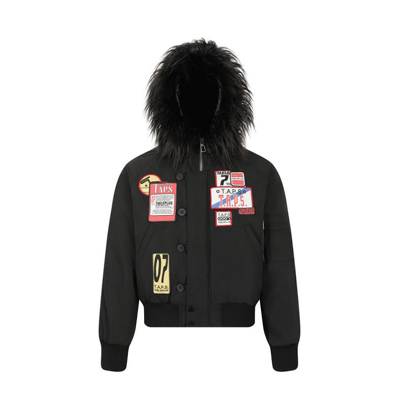 Damen Kurz geschnittene wattierte Bomberjacke mit Kunstfellkapuze und aufgesetzten Label‑Patches Shop Nory