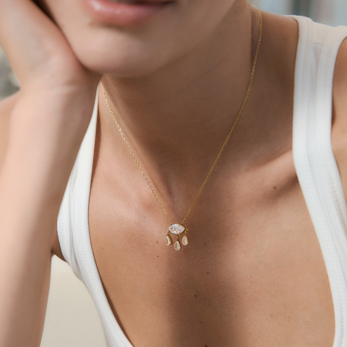 Damen Halskette mit funkelndem Kristallanhänger und hypoallergenem Edelstahl Shop Nory