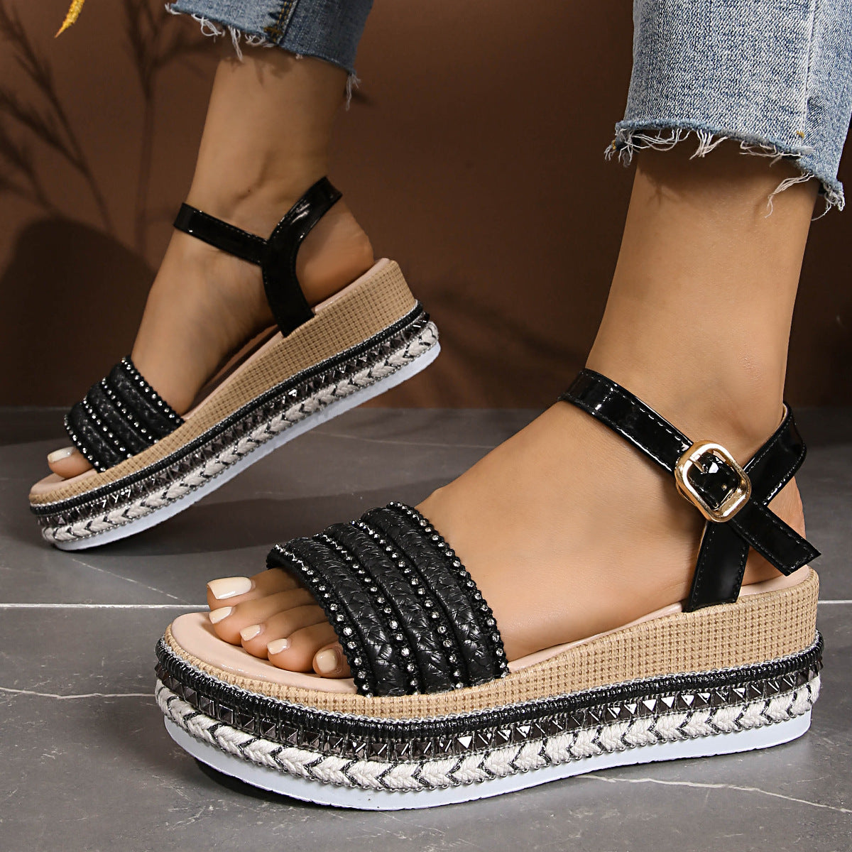 Damen Wedge-Sandaletten mit verstellbarem Riemendesign und dekorativem Akzent