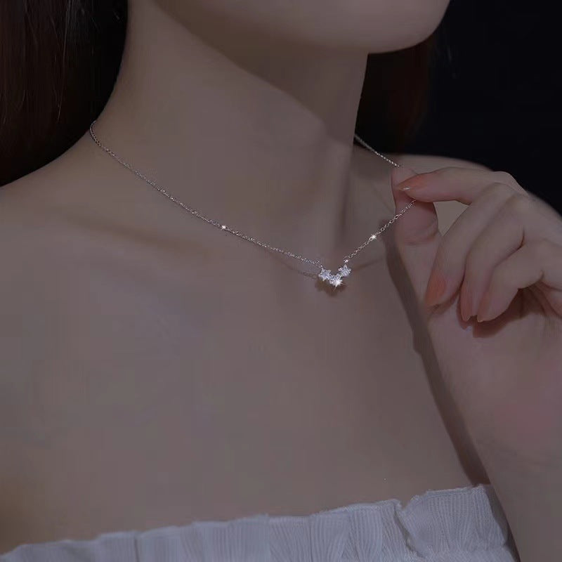 Damen Halskette mit floralem, funkelndem Anhänger Shop Nory