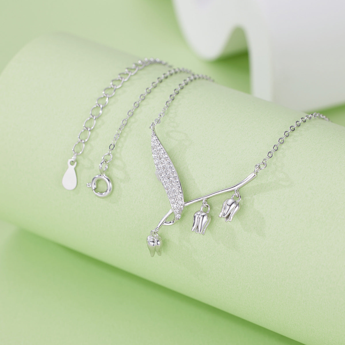 Damen elegante Halskette mit botanischem Design und funkelnden Zirkonia Shop Nory