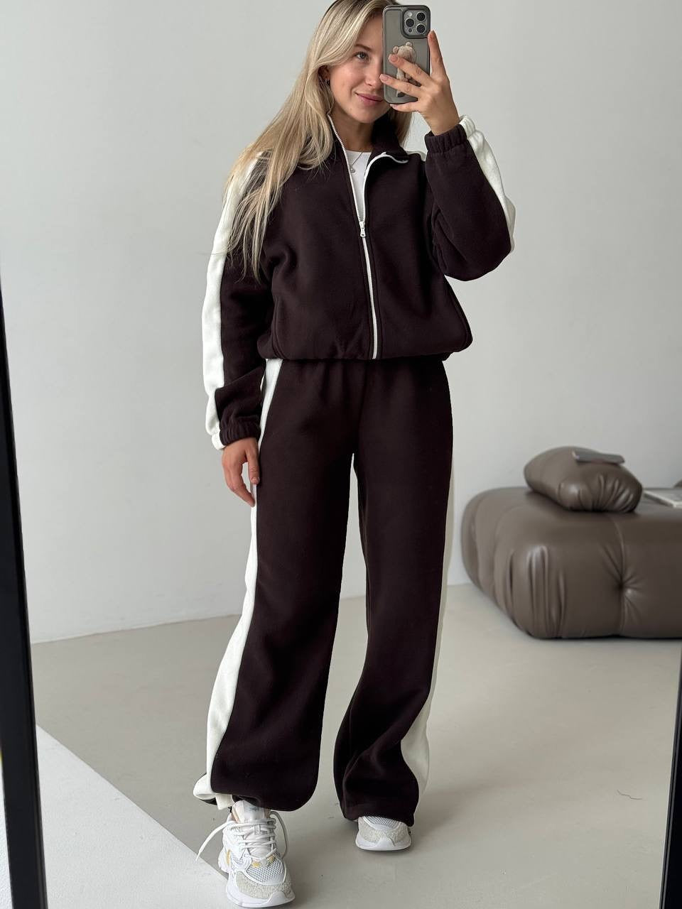 Damen sportlich-elegantes Fleece-Trainingsset mit kurzem Stehkragen-Zip, elastischem Bund und seitlichen Kontrastbahnen Shop Nory