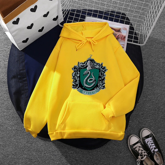 Damen nan gemütlicher Kapuzenpullover im Oversize-Cut mit heraldischem Schlangenwappen und weichem Fleece-Innenfutter Shop Nory