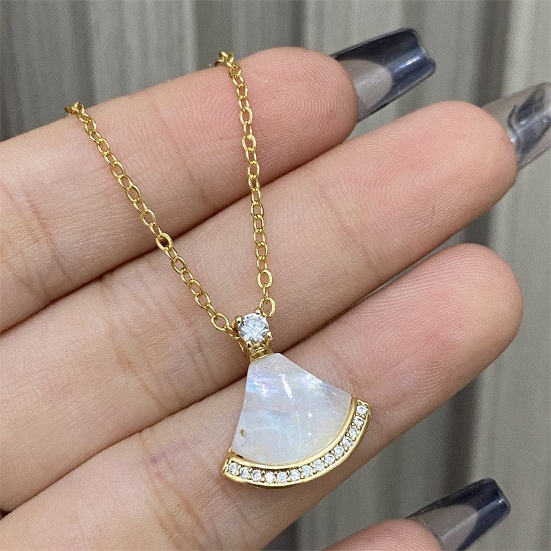 Damen Halskette mit kunstvollem Fächeranhänger und funkelnden Zirkonia Shop Nory
