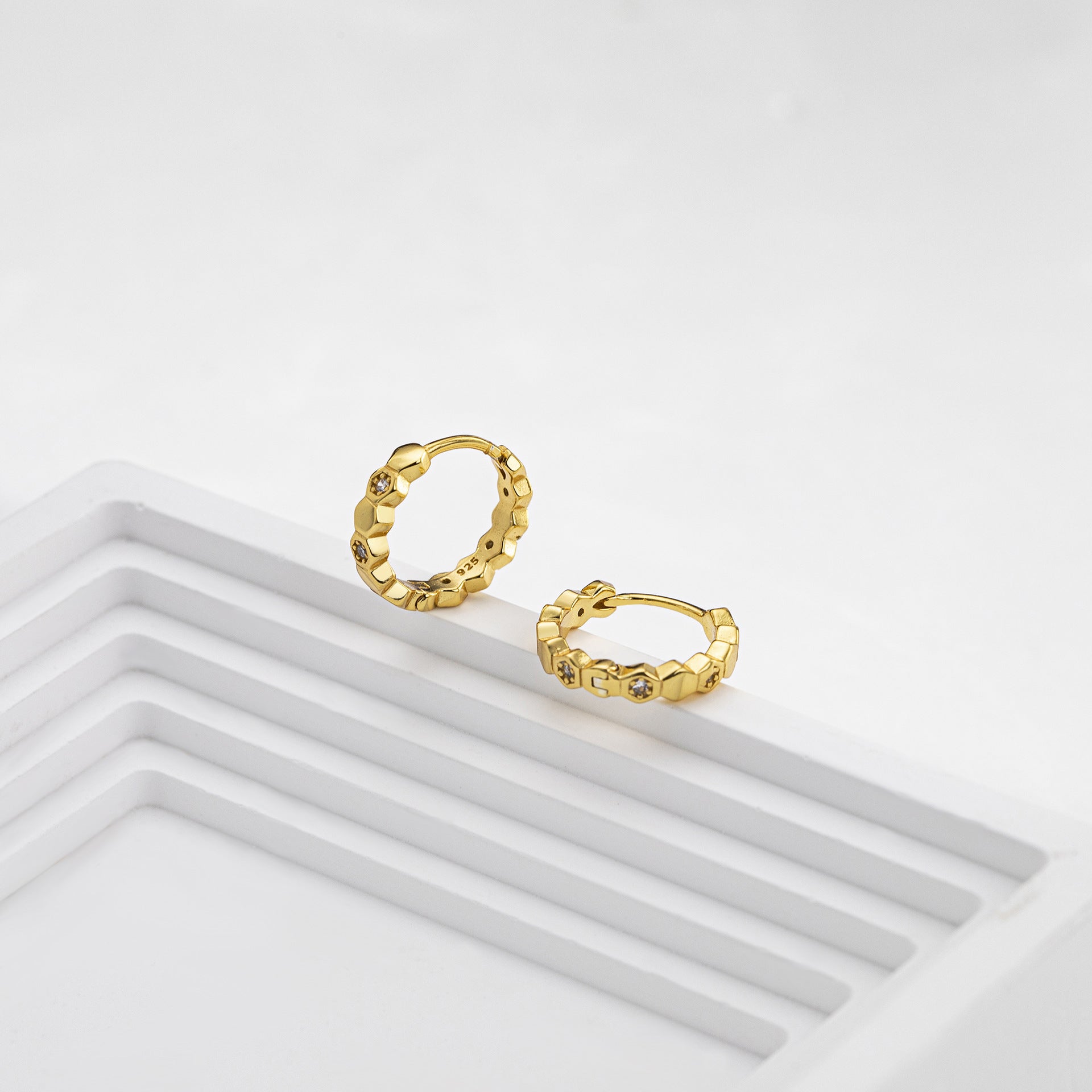 Damen Ohrringe mit hochwertigem Kristallbesatz und zeitgenössischem Design Shop Nory