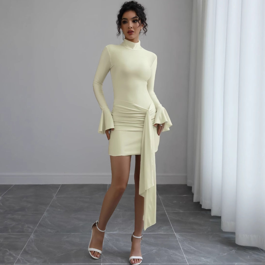 Damen Enganliegendes Mini-Kleid mit Rollkragen, Raffung, Bindeschal und Glockenärmeln Shop Nory