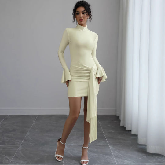 Damen Enganliegendes Mini-Kleid mit Rollkragen, Raffung, Bindeschal und Glockenärmeln Shop Nory