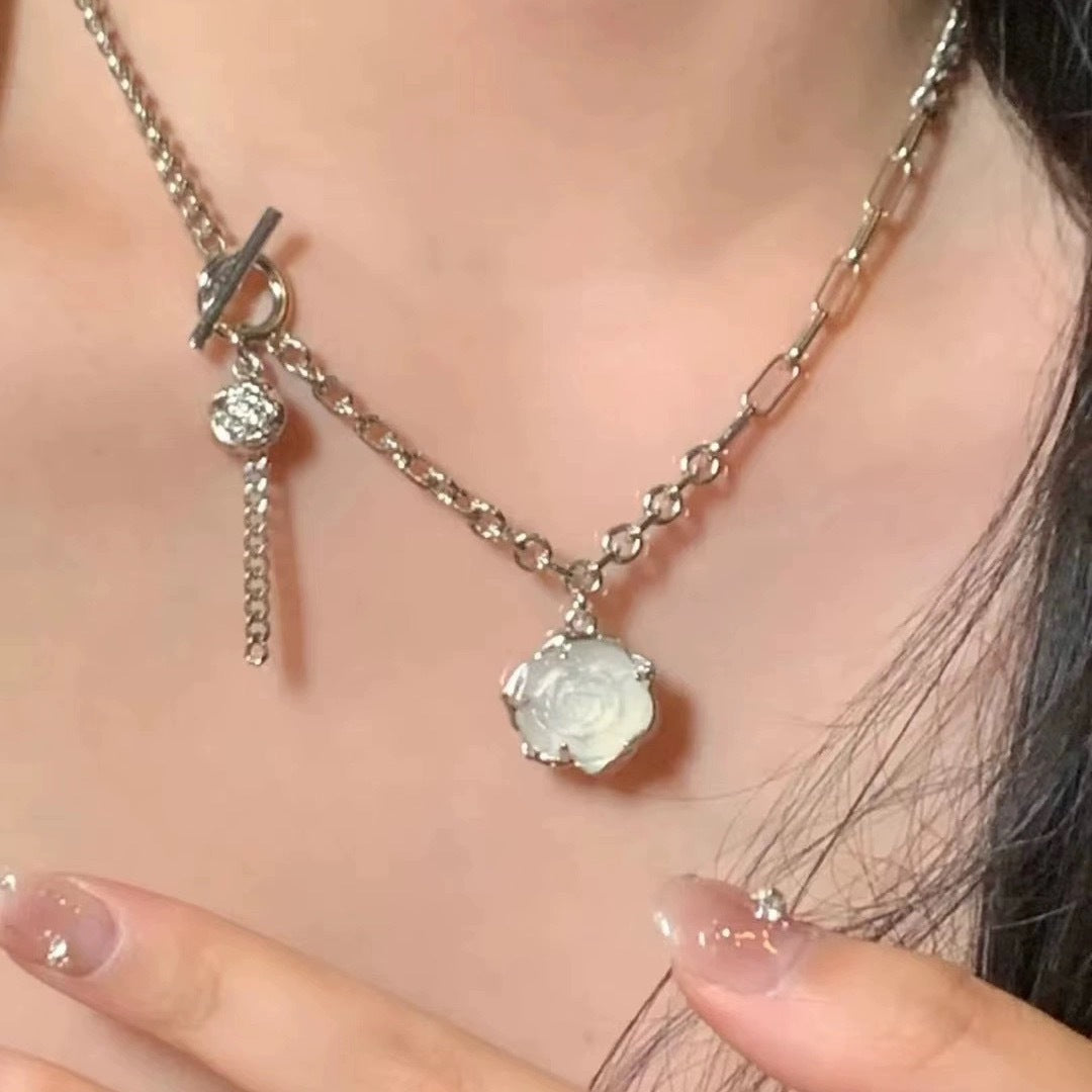 Damen Halskette mit filigranem Rosenanhänger und luxuriösem Metall-Shop Nory