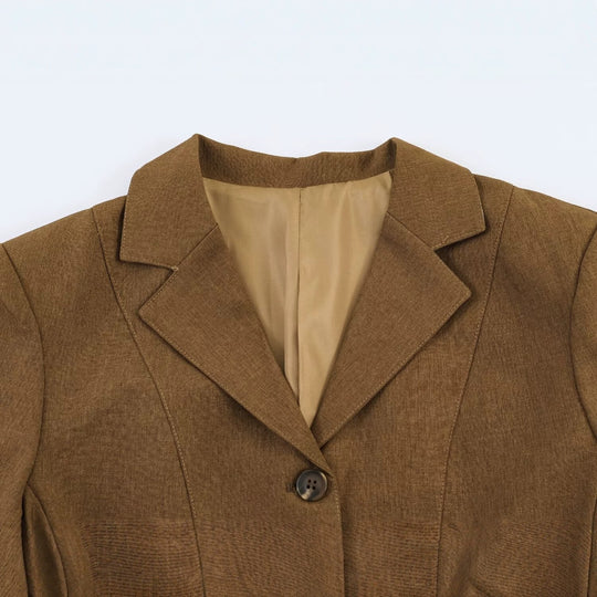 Damen Taillierter Kurzblazer mit Wiener Nähten, durchgehender Knopfleiste und Pattentaschen Shop Nory