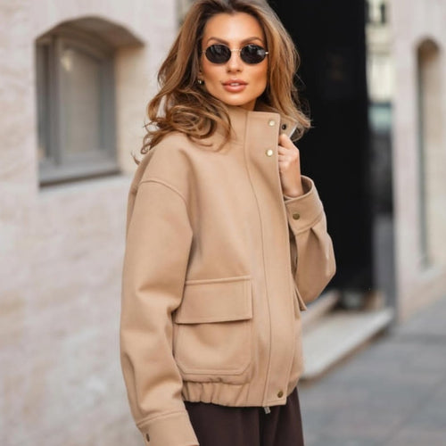 Damen Kurzblouson aus Wollmix im Utility‑Look mit Stehkragen, Klappentaschen und elastischem Saum Shop Nory