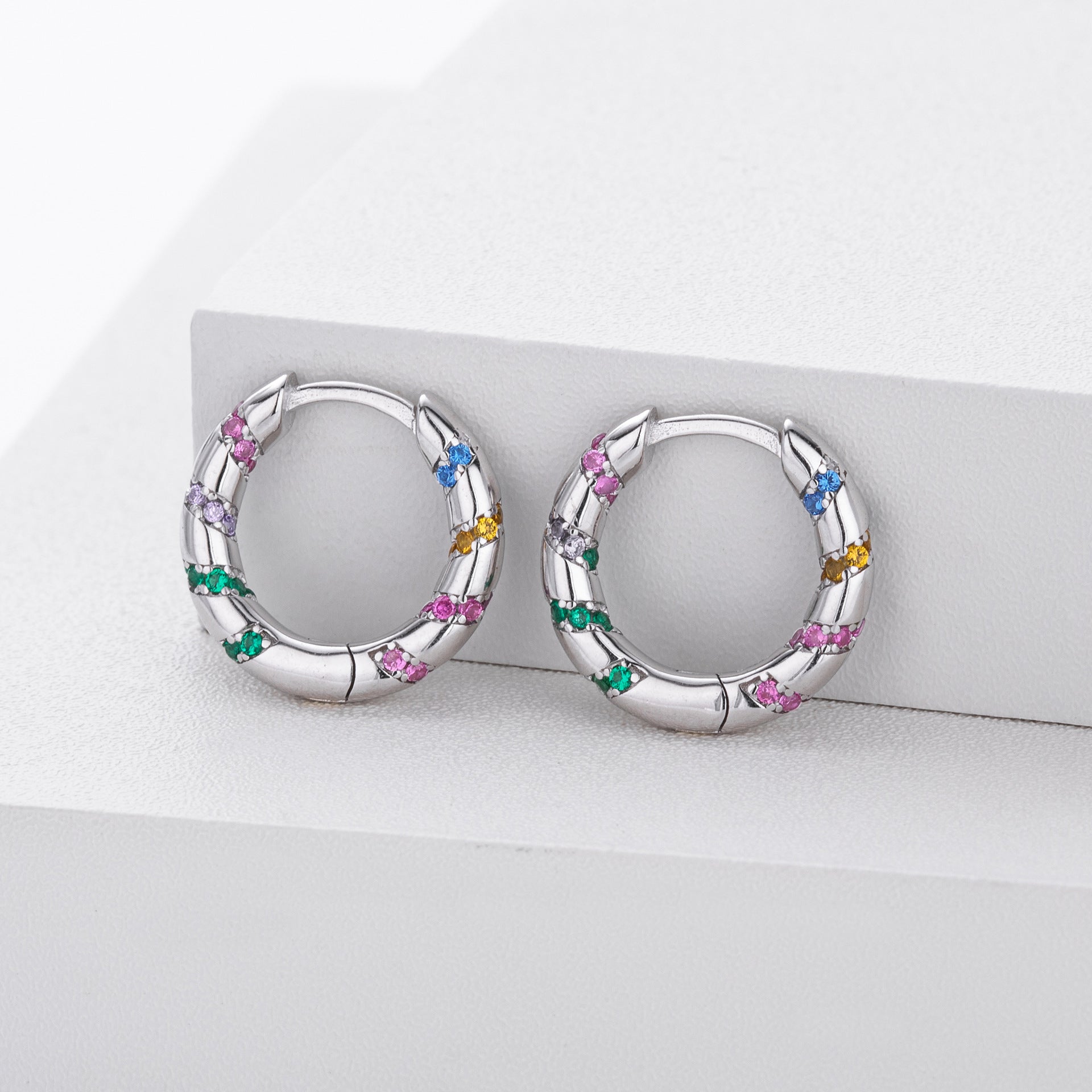 Damen Creolen mit bunten Zirkon-Akzenten und elegantem Design Shop Nory