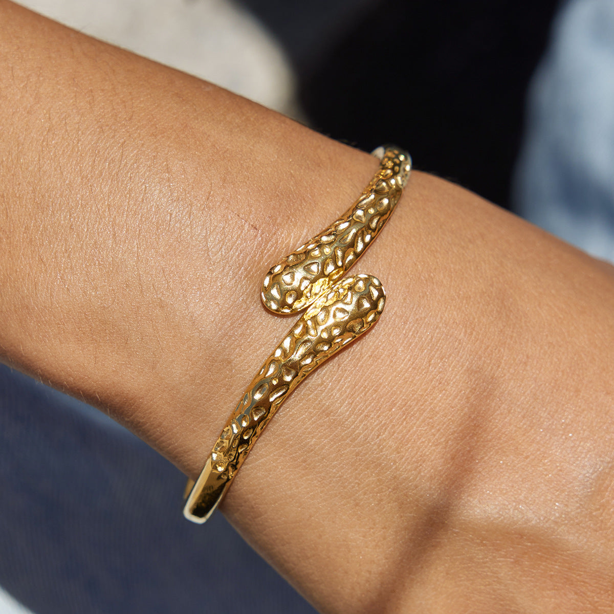 Damen Offenes Armband mit schlangenmuster aus hypoallergenem Edelstahl Shop Nory