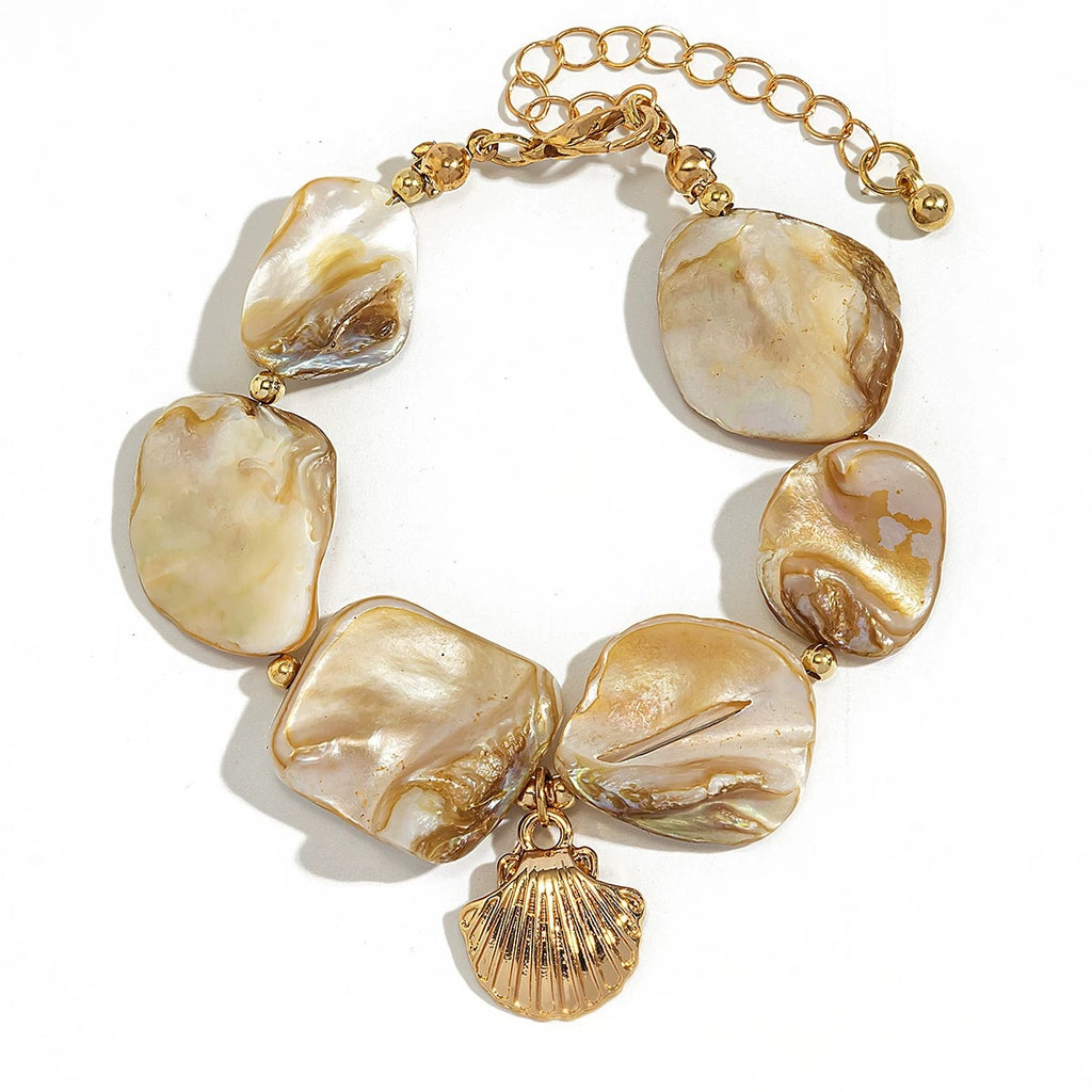 Damen Armband aus großen Muschelperlen und eleganten Anhängern Shop Nory