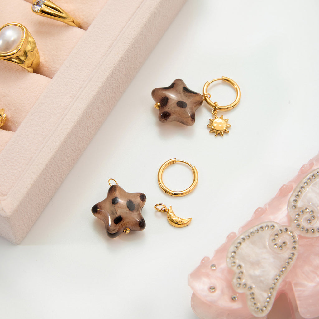 Damen Ohrhänger im verspielten Sternen-Design mit kleinem Sonnenanhänger Shop Nory