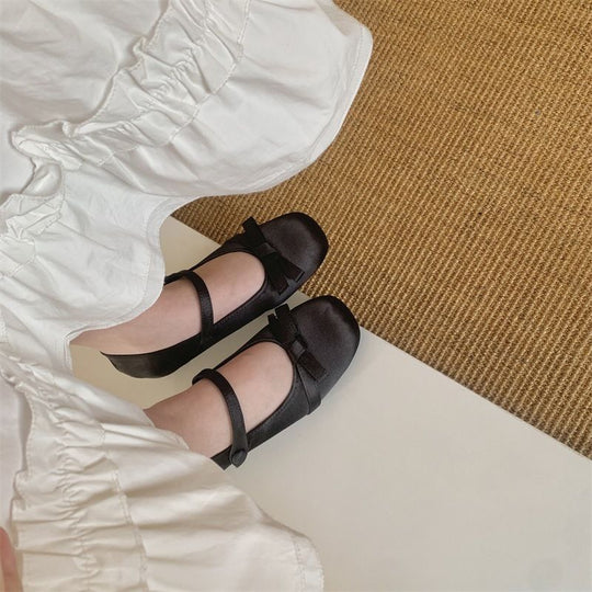 Damen Satin Mary‑Jane Ballerinas mit Knöchelriemen, Schleifenapplikation und Komfortfußbett Shop Nory