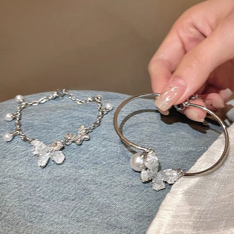 Damen Armband mit filigranen Schmetterlingsanhängern und eleganten Perlen Shop Nory