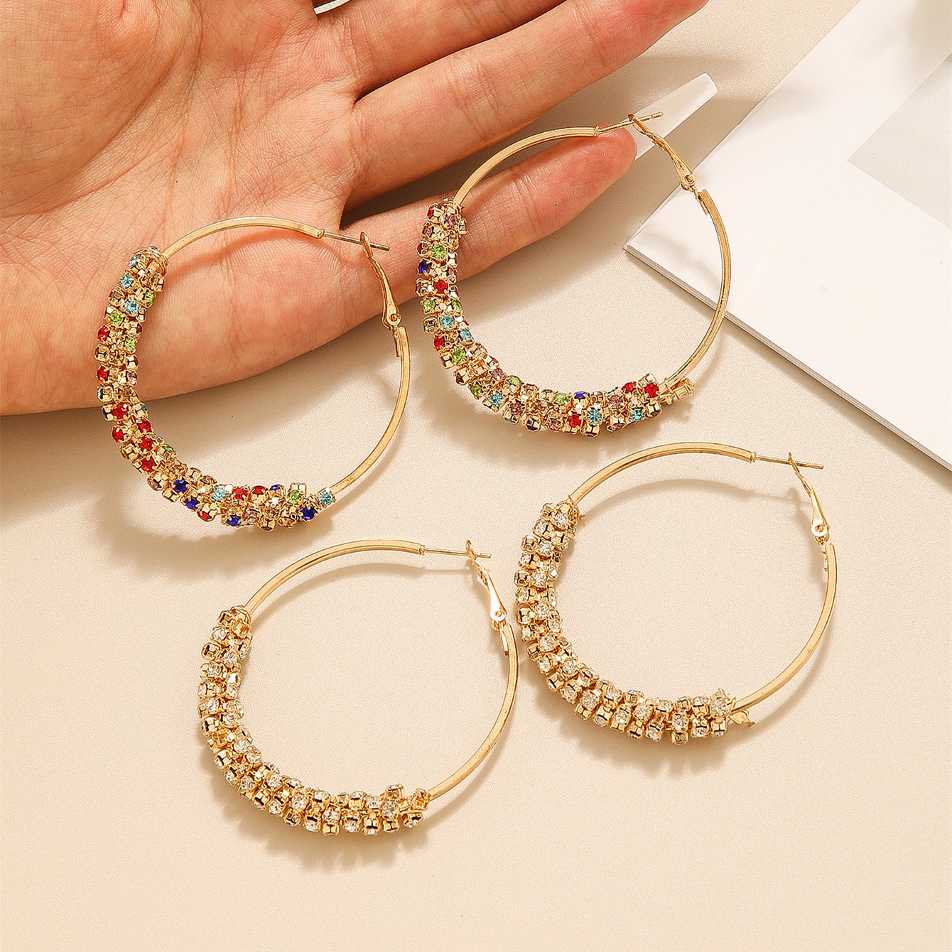 Damen Ohrringe mit funkelnden Steinen und elegantem Design Shop Nory