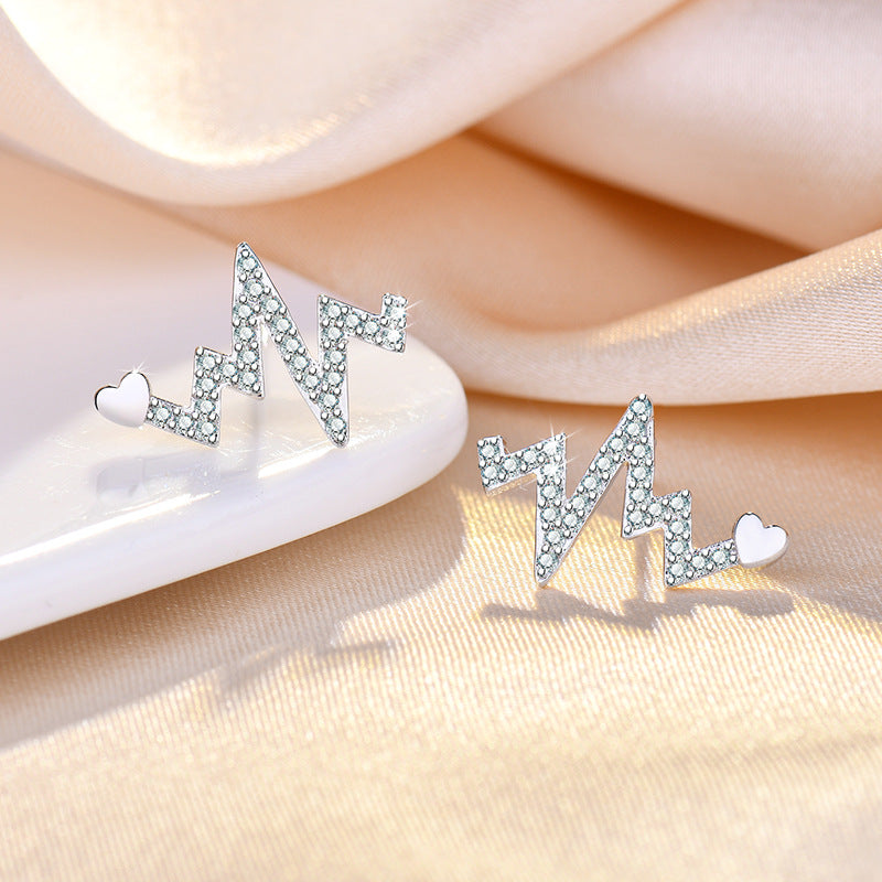 Damen Ohrstecker im Herzschlag-Design mit funkelnden Zirkonia Shop Nory
