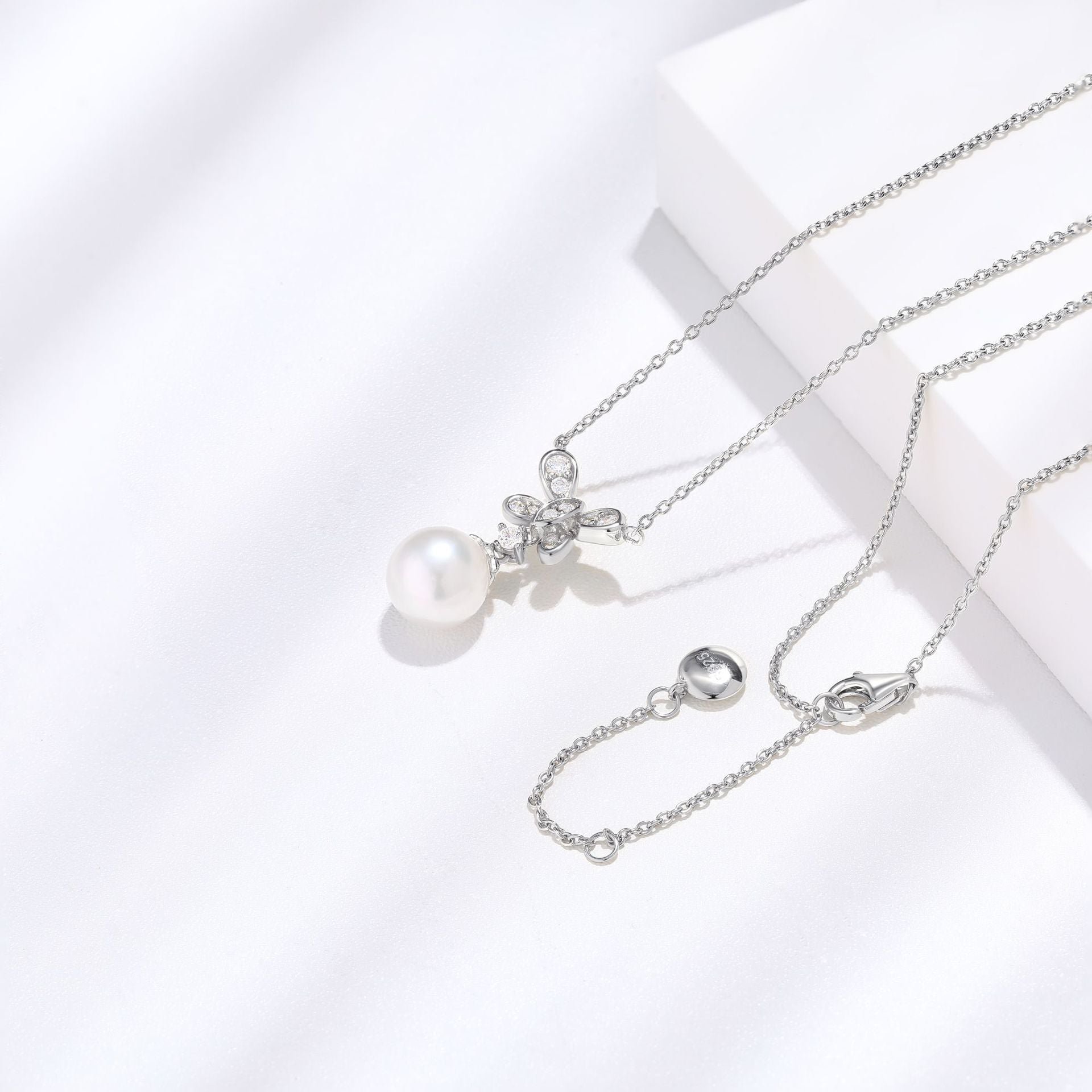 Damen Halskette mit filigranem Schmetterlingsanhänger und edler Perle Shop Nory