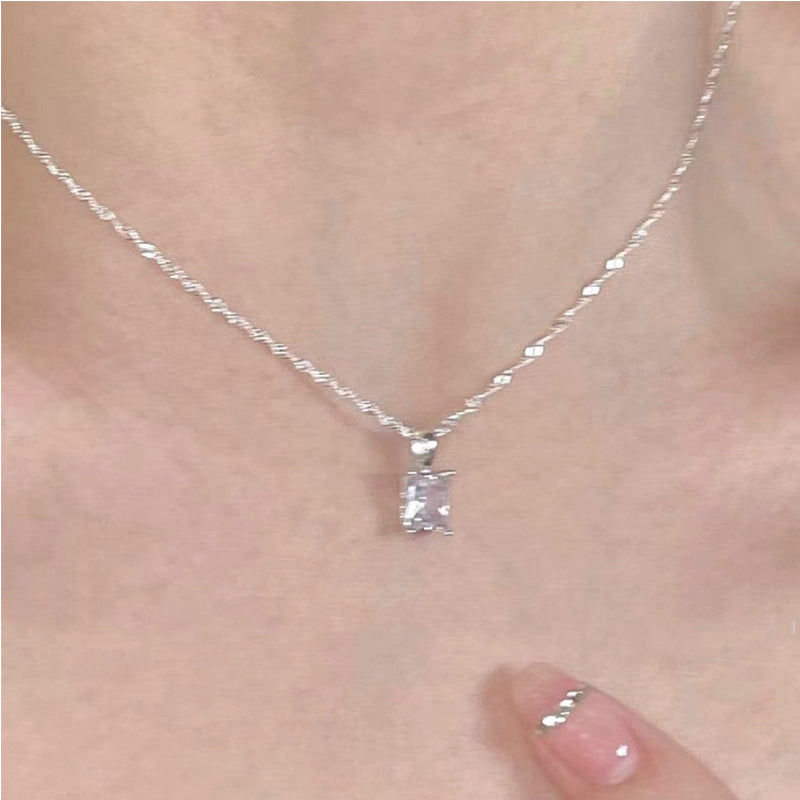 Damen Halskette mit funkelndem rechteckigem Anhänger und zarter Kette Shop Nory