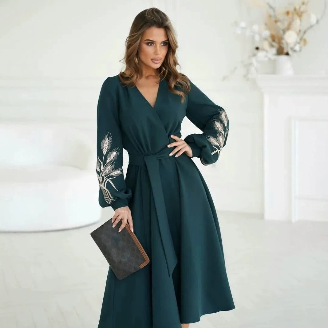 Damen Wickel-Midikleid mit Taillengürtel, hohem Beinschlitz und bestickten Ballonärmeln Shop Nory