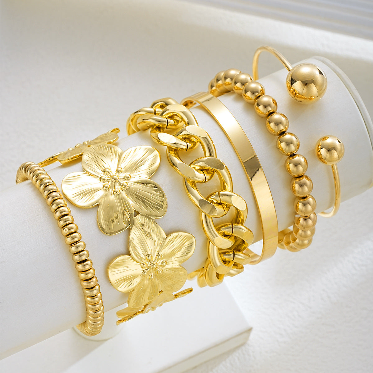 Damen Armreifen-Set mit kunstvollen blumenverzierten Designs Shop Nory