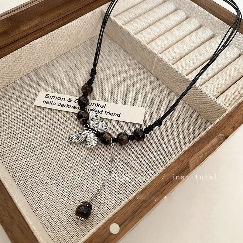 Damen Halskette mit filigranem Schmetterlingsanhänger und naturbelassenen Halbedelsteinen Shop Nory