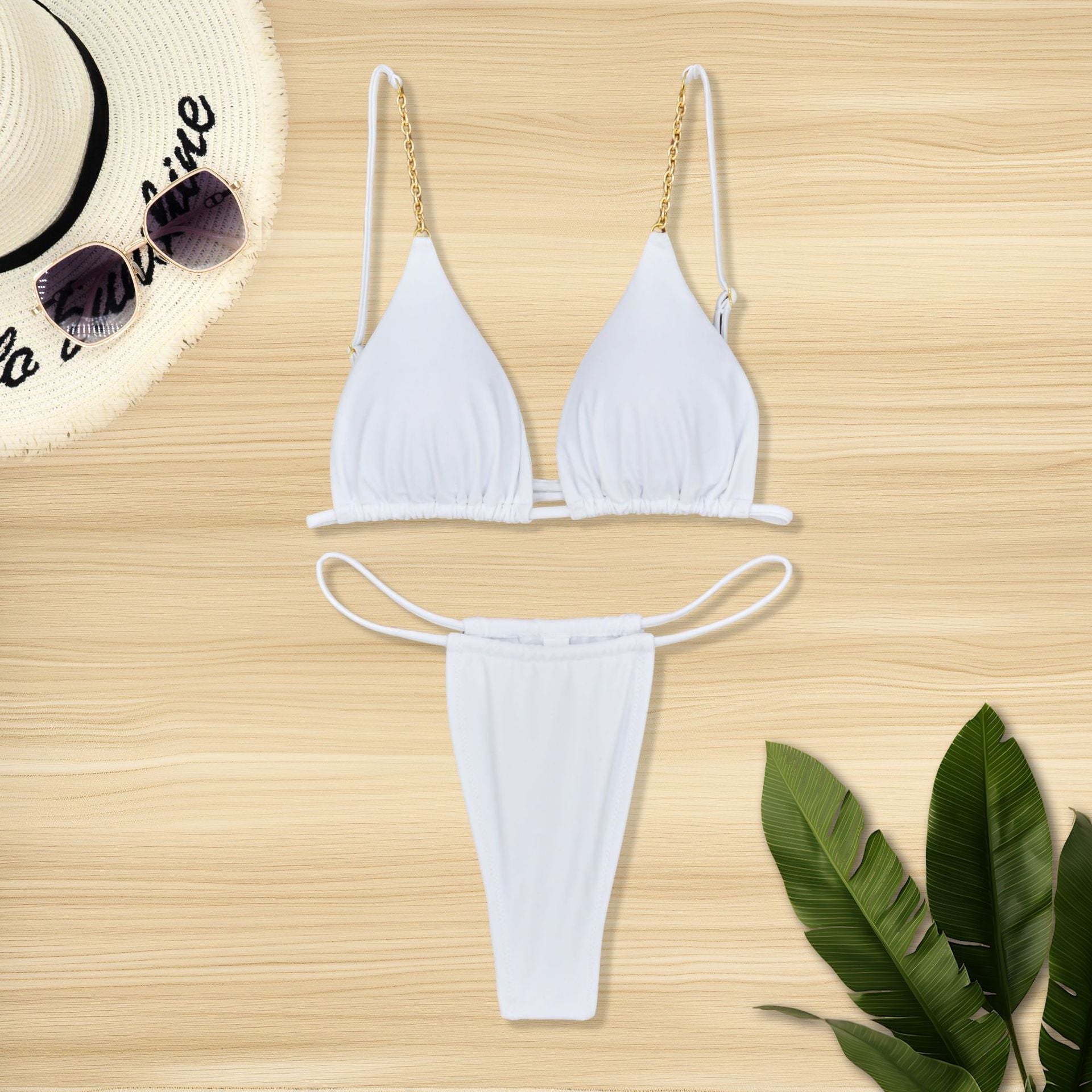 Damen Triangel-Bikini mit hochwertigem Goldakzent und raffinierten Trägern