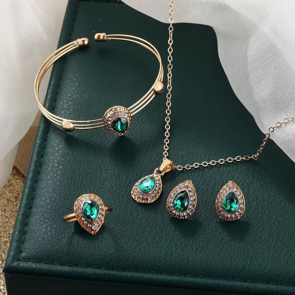 Tropfenförmiges Kristall-Schmuckset mit vergoldeter Halskette, Armband, Ring und Ohrsteckern