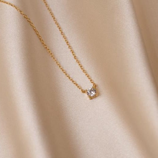 Damen Halskette mit funkelndem Zirkonia-Anhänger und zartem Kettendesign Shop Nory