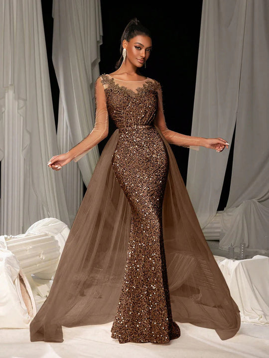 Damen Glamouröses Abendkleid mit schimmerndem Spitzenoberteil und fließendem Tüllumhang