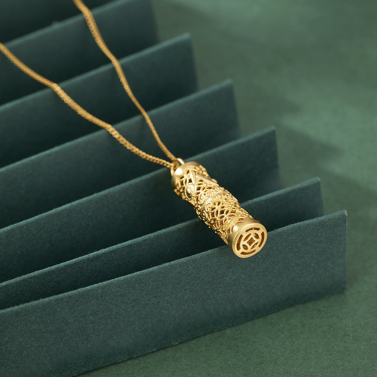 Damen Kette mit kunstvollem filigranen Anhänger Shop Nory