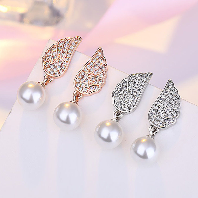 Damen Ohrringe mit elegantem Flügel-Design und Perlenanhänger Shop Nory