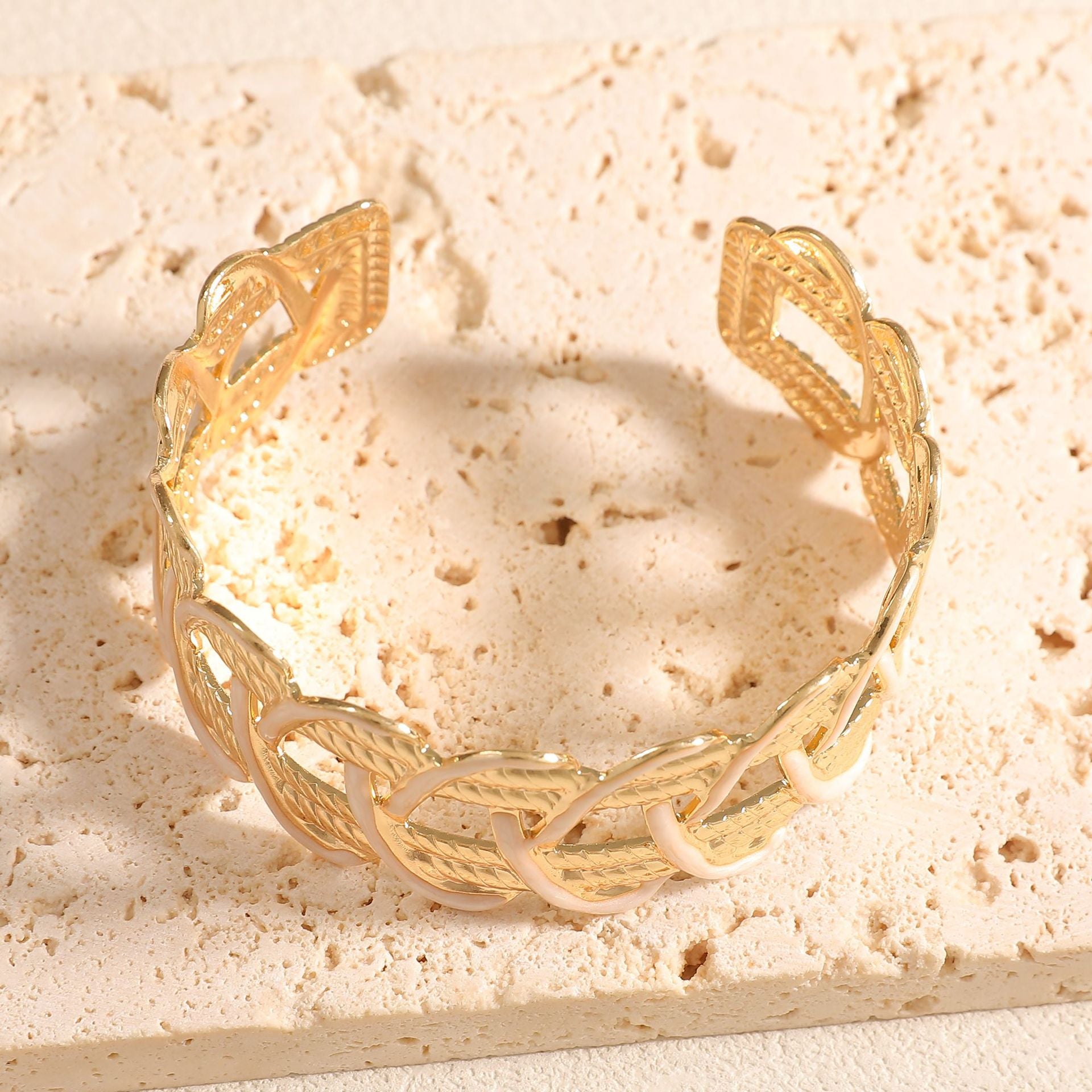 Damen Offener Armreif mit kunstvollem Flechtmuster Shop Nory