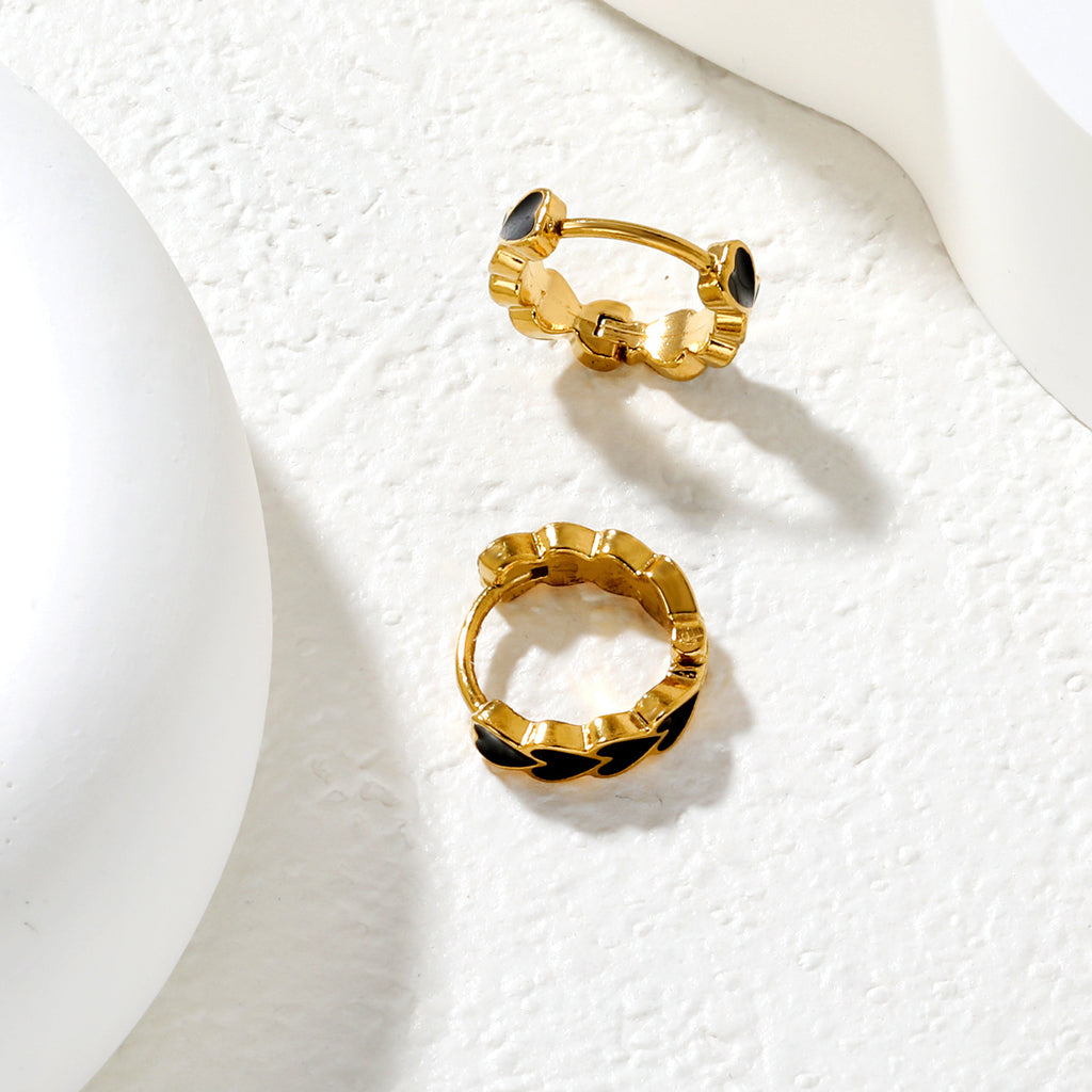 Damen Ohrstecker mit herzförmigem Design und goldfarbener Oberfläche Shop Nory
