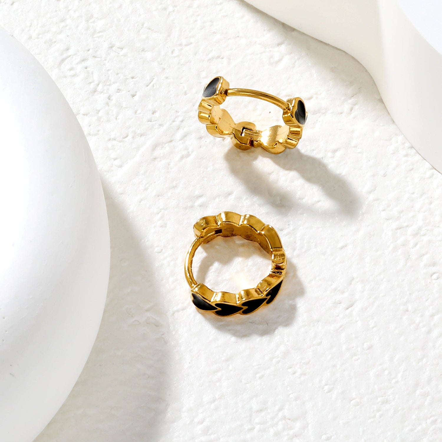 Damen Ohrstecker mit herzförmigem Design und goldfarbener Oberfläche Shop Nory