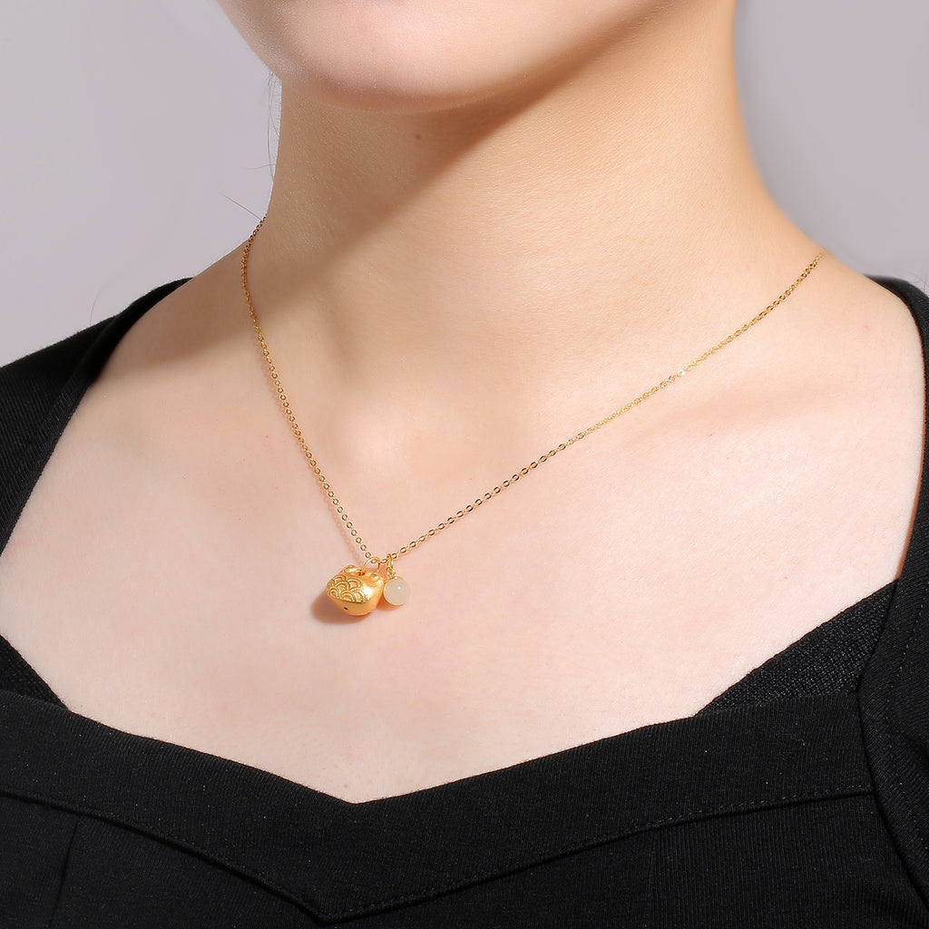 Damen Halskette mit kunstvollem Glücksbringer-Anhänger und edler Perle Shop Nory