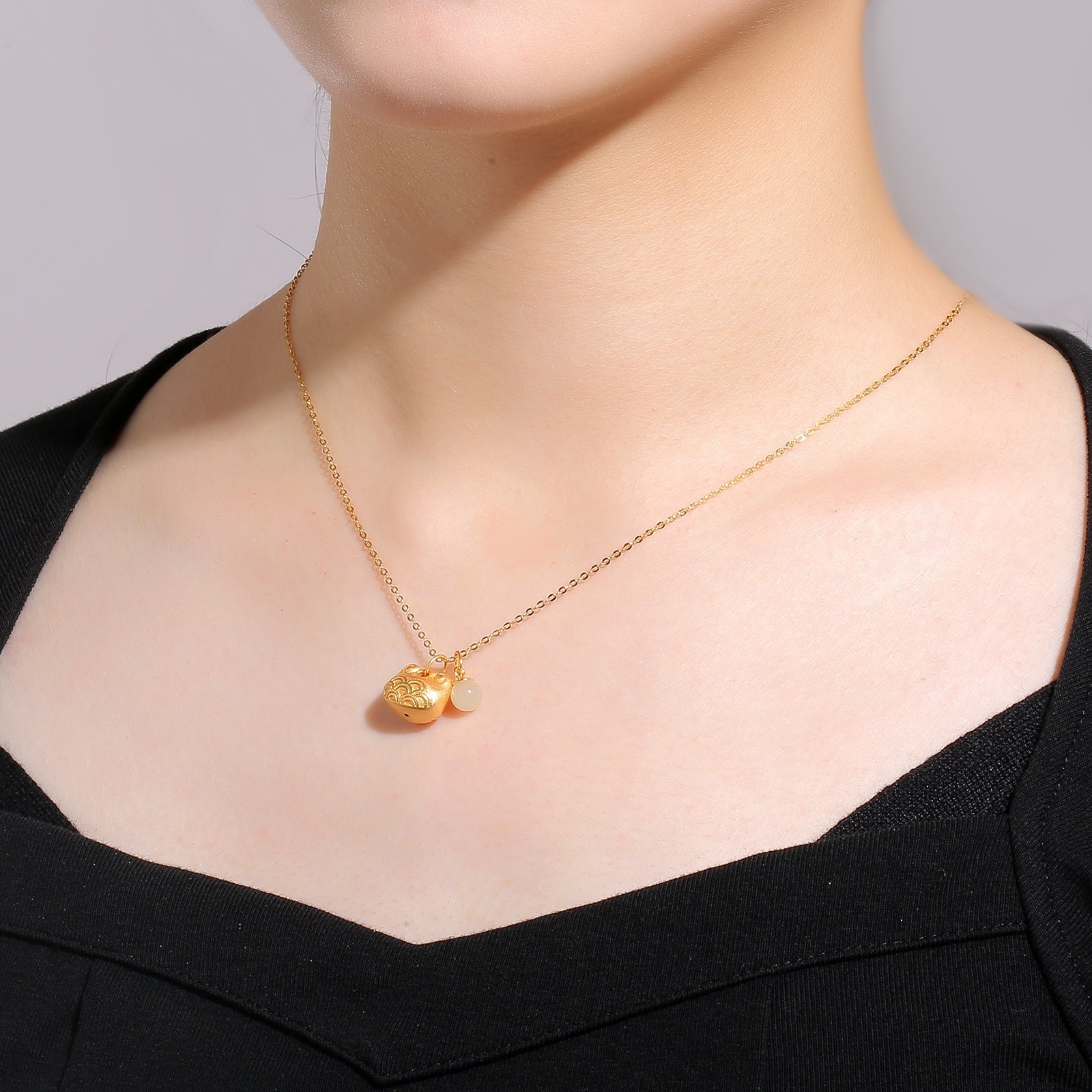 Damen Halskette mit kunstvollem Glücksbringer-Anhänger und edler Perle Shop Nory