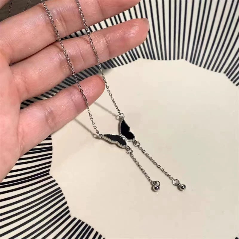 Damen Halskette mit filigranem Schmetterlingsanhänger und zarten Kettendetails Shop Nory