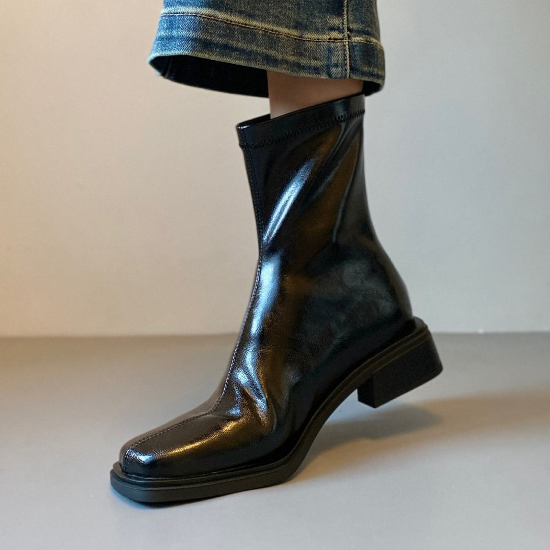 Damen Stiefelette im Reitstiefel‑Look aus softem Glattleder mit quadratischer Kappnaht und gestapeltem Blockabsatz Shop Nory