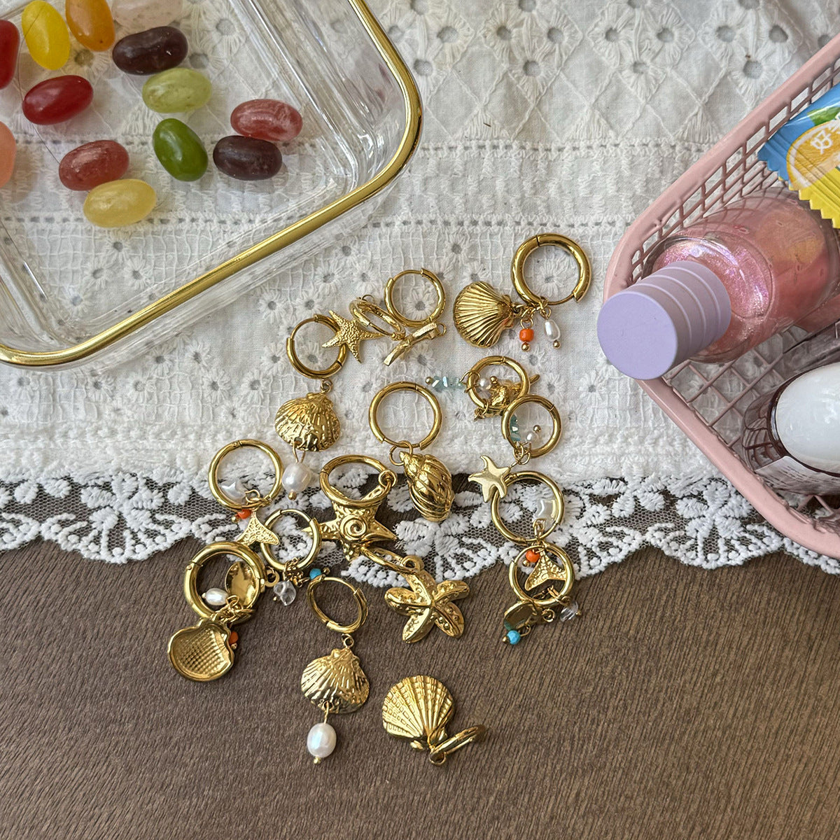 Damen Goldene Ohrringe mit Muschel-Design und Zirkonia Akzenten Shop Nory