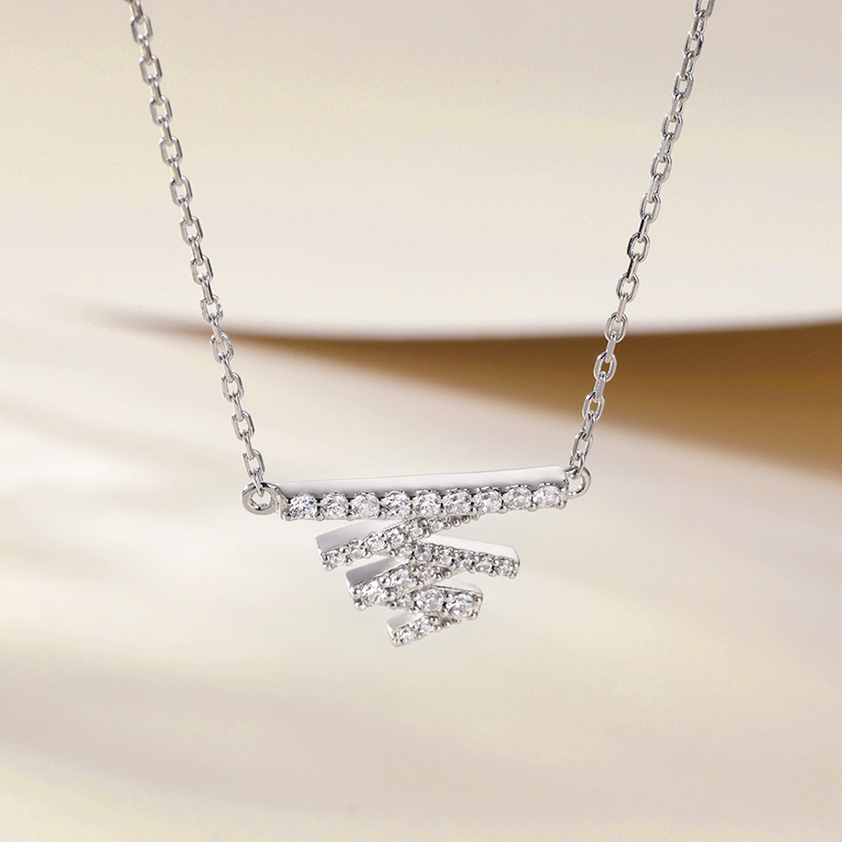 Damen Halskette mit modernem Design und funkelndem Zirkonia-Besatz Shop Nory